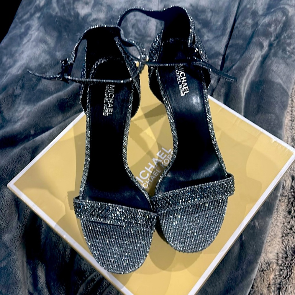 Micheal Kors Margot Platform heel Color anthracite glitter, never worn size 7.5